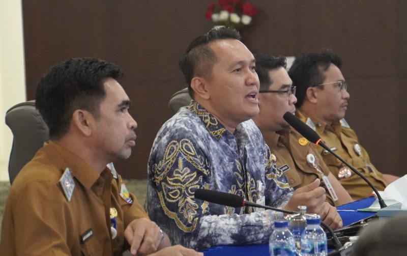 Sekretaris Daerah Eka Saprudin bersama Kepala SKPD mengikuti sosialisasi service excellent untuk peningkatan layanan dan pelatihan pengelolaan keuangan bagi Aparatur Sipil Negeri (ASN) dilingkungan. (Foto: Istimewa)