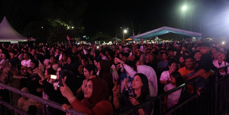 Pesona Budaya Mappanre Ri Tasi’e di Pagatan, Kabupaten Tanah Bumbu berlangsung meriah dengan kehadiran sejumlah artis. (Foto: Istimewa)