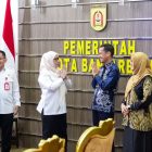 General Manager PLN UIP3B Kalimantan menyerahkan bantuan CSR secara simbolis kepada Wali Kota Banjarbaru sebagai bagian dari penguatan Masyarakat Peduli Bencana dalam momentum Hari Buruh.