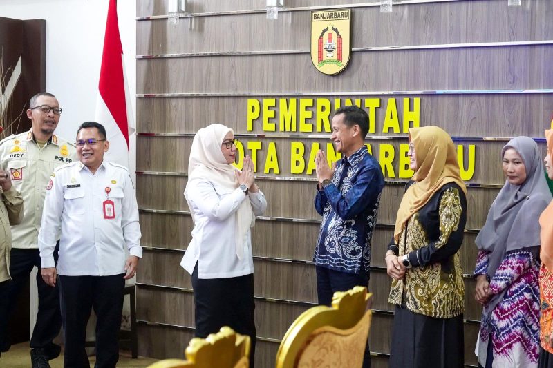 General Manager PLN UIP3B Kalimantan menyerahkan bantuan CSR secara simbolis kepada Wali Kota Banjarbaru sebagai bagian dari penguatan Masyarakat Peduli Bencana dalam momentum Hari Buruh.