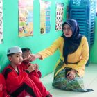 Momen hangat Srikandi Champion PLN UIP3B Kalimantan berbagi ilmu dan keceriaan bersama anak-anak, menumbuhkan semangat belajar sejak dini.