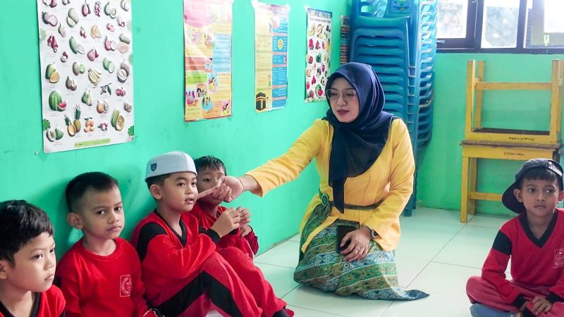 Momen hangat Srikandi Champion PLN UIP3B Kalimantan berbagi ilmu dan keceriaan bersama anak-anak, menumbuhkan semangat belajar sejak dini.