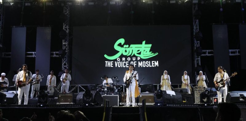 Bupati Tanah Bumbu Andi Rudi Latif benar-benar mendatangkan Raja Dangdut H Rhoma Irama dan Soneta Group. Kehadirannya dalam acara pesta pantai Mappanre Ritasie. (Foto: Istimewa)