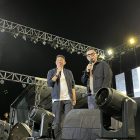 Bupati Tanah Bumbu, Andi Rudi Latif, tampil elegan memeriahkan acara dari atas panggung, berduet bersama Ady Eks Naff. (Foto: Istimewa)