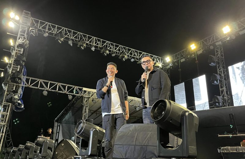 Bupati Tanah Bumbu, Andi Rudi Latif, tampil elegan memeriahkan acara dari atas panggung, berduet bersama Ady Eks Naff. (Foto: Istimewa)