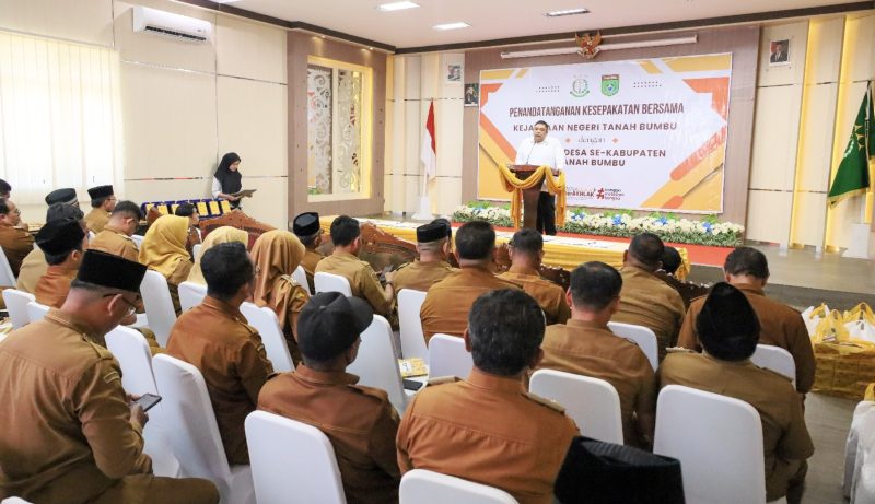 Pemerintah Kabupaten Tanah Bumbu bersama Kejaksaan Negeri Tanah Bumbu resmi menandatangani nota kesepahaman (MoU) kerja sama dalam rangka memperkuat tata kelola pemerintahan desa. (Foto: Istimewa)