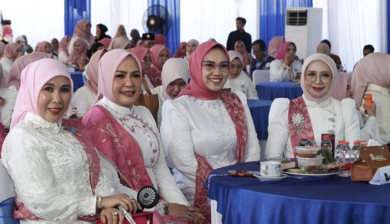 Ketua TP PKK Kabupaten Tanah Bumbu, Andi Irmayani Rudi Latif bersama jajaran pengurus mengikuti Pertemuan 4 Bulanan TP PKK Provinsi Kalimantan Selatan bersama TP PKK Kabupaten/Kota di Kabupaten Barito Kuala. (Foto: Istimewa)