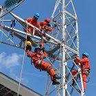 Srikandi PLN melaksanakan pemeliharaan infrastruktur transmisi guna memastikan pasokan listrik tetap andal dan aman bagi masyarakat. (Foto: Istimewa)