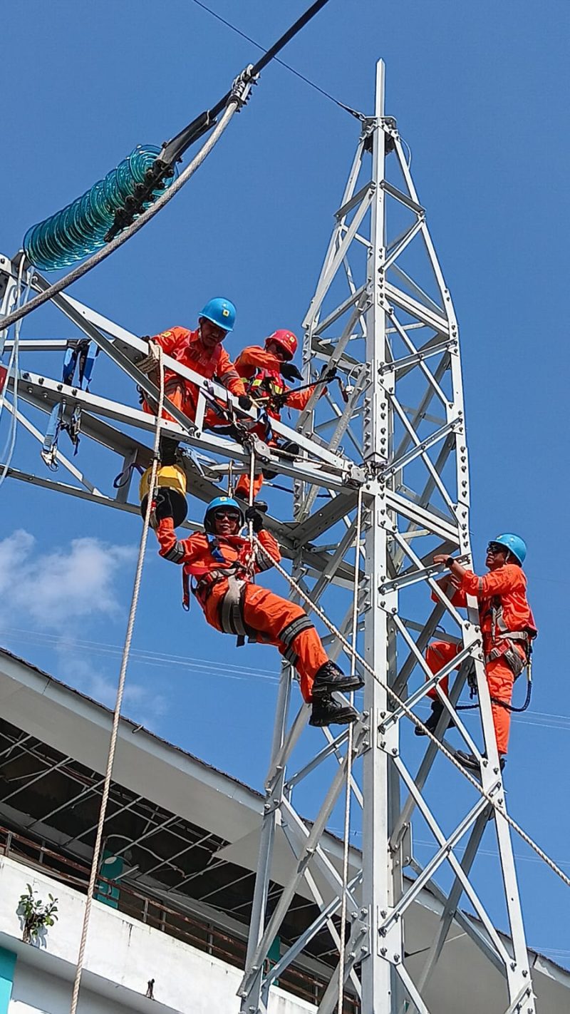 Srikandi PLN melaksanakan pemeliharaan infrastruktur transmisi guna memastikan pasokan listrik tetap andal dan aman bagi masyarakat. (Foto: Istimewa)