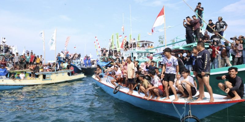 Puncak Pesona Budaya Mappanre Ri Tasi’e 2026 yang digelar di Pantai Pagatan, Kecamatan Kusan Hilir, Kabupaten Tanah Bumbu dihadiri ribuan wisatawan dari berbagai daerah. (Foto: Istimewa)