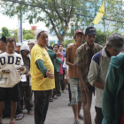 Ratusan warga yang datang dari wilayag di Banjarmasin antre untuk menerima daging kurban yang dibagikan DPD Partai Golkar Kalsel. (Foto: wasaka.id)
