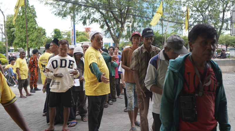 Ratusan warga yang datang dari wilayag di Banjarmasin antre untuk menerima daging kurban yang dibagikan DPD Partai Golkar Kalsel. (Foto: wasaka.id)