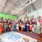 Kebersamaan Srikandi PLN UIP3B Kalimantan dan anak-anak PAUD tergambar dalam momen penuh senyum dan semangat.