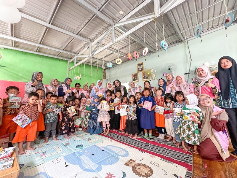 Kebersamaan Srikandi PLN UIP3B Kalimantan dan anak-anak PAUD tergambar dalam momen penuh senyum dan semangat.