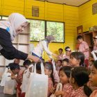Di tengah riuh tawa dan wajah-wajah penuh antusias, bingkisan sederhana dibagikan dengan penuh kehangatan. Bukan hanya perlengkapan belajar, tetapi juga semangat dan perhatian yang ikut tersampaikan.