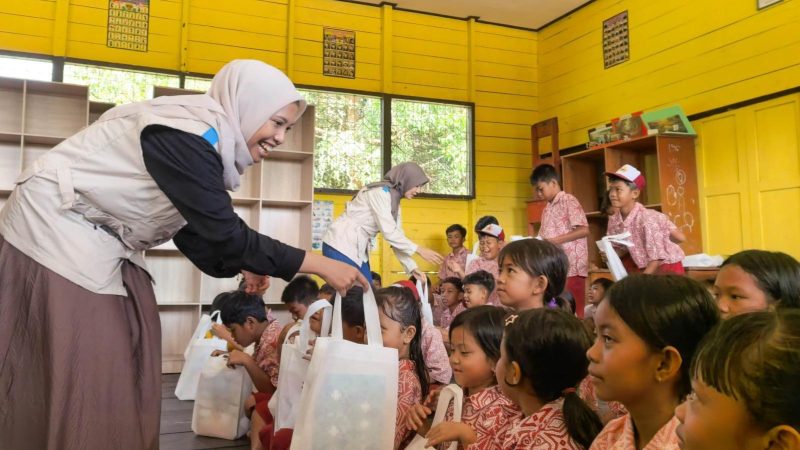Di tengah riuh tawa dan wajah-wajah penuh antusias, bingkisan sederhana dibagikan dengan penuh kehangatan. Bukan hanya perlengkapan belajar, tetapi juga semangat dan perhatian yang ikut tersampaikan.