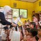 Di tengah riuh tawa dan wajah-wajah penuh antusias, bingkisan sederhana dibagikan dengan penuh kehangatan. Bukan hanya perlengkapan belajar, tetapi juga semangat dan perhatian yang ikut tersampaikan.