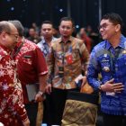 Bupati Tanah Bumbu, Andi Rudi Latif (batik biru), mengikuti Forum Orkestrasi Pembangunan Negeri Regional Kalimantan di Balikpapan, Kalimantan Timur. (Foto: Istimewa)