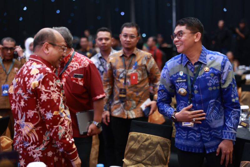 Bupati Tanah Bumbu, Andi Rudi Latif (batik biru), mengikuti Forum Orkestrasi Pembangunan Negeri Regional Kalimantan di Balikpapan, Kalimantan Timur. (Foto: Istimewa)