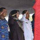 Ketua DPRD Kabupaten Balangan, Hj Linda Wati, menghadiri upacara peringatan Hari Pendidikan Nasional (Hardiknas) tahun 2026 di halaman Kantor Bupati Balangan. (Foto: Istimewa)