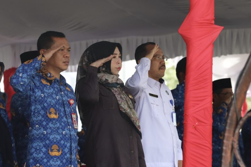 Ketua DPRD Kabupaten Balangan, Hj Linda Wati, menghadiri upacara peringatan Hari Pendidikan Nasional (Hardiknas) tahun 2026 di halaman Kantor Bupati Balangan. (Foto: Istimewa)