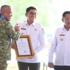 Bupati Tanah Bumbu, Andi Rudi Latif menerima penghargaan dari Kepala Staf Angkatan Darat (Kasad), atas dedikasi dan kontribusinya dalam mendukung pembangunan Markas Komando Daerah Militer (Kodam) di Provinsi Kalimantan Selatan. (Foto: Istimewa)