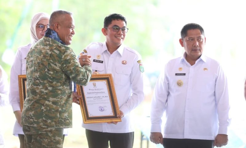 Bupati Tanah Bumbu, Andi Rudi Latif menerima penghargaan dari Kepala Staf Angkatan Darat (Kasad), atas dedikasi dan kontribusinya dalam mendukung pembangunan Markas Komando Daerah Militer (Kodam) di Provinsi Kalimantan Selatan. (Foto: Istimewa)