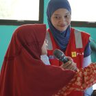Perwakilan Srikandi PLN, Shofa Permatasari, memberikan edukasi keselamatan ketenagalistrikan kepada para siswa SDN 014 Lamaru melalui pendekatan interaktif dan menyenangkan dalam rangkaian kegiatan Hari Kartini. (Foto: Istimewa)