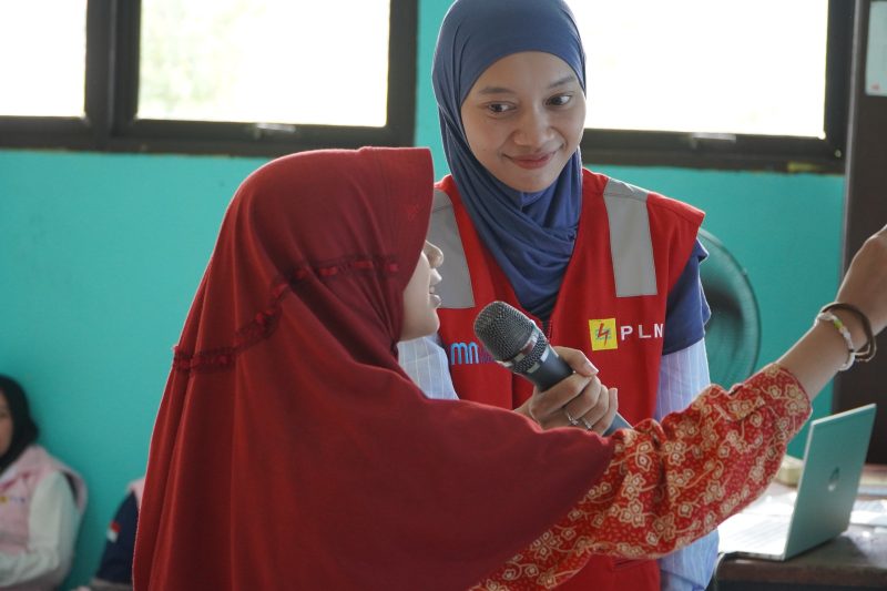 Perwakilan Srikandi PLN, Shofa Permatasari, memberikan edukasi keselamatan ketenagalistrikan kepada para siswa SDN 014 Lamaru melalui pendekatan interaktif dan menyenangkan dalam rangkaian kegiatan Hari Kartini. (Foto: Istimewa)