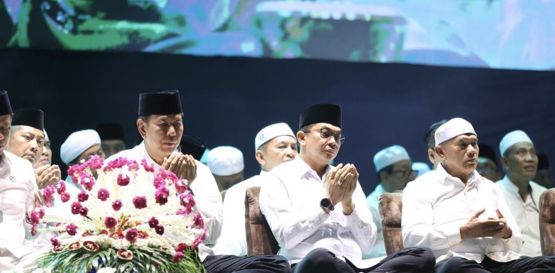 Bupati Tanah Bumbu, Andi Rudi Latif, menghadiri Tablik Akbar sekaligus Haul ke-6 almarhum H. Andi Arsyad Petta Tahang bin La Conding Petta Tappu. (Foto: Istimewa)