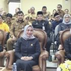 Ketua DPRD Kotabaru Hj Suwanti (tengah) menghadiri rapat paripurna penandatanganan bersama dukungan terhadap calon Daerah Otonom Baru (DOB) Tanah Kambatang Lima. (Foto: Istimewa)