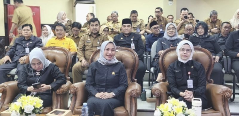 Ketua DPRD Kotabaru Hj Suwanti (tengah) menghadiri rapat paripurna penandatanganan bersama dukungan terhadap calon Daerah Otonom Baru (DOB) Tanah Kambatang Lima. (Foto: Istimewa)