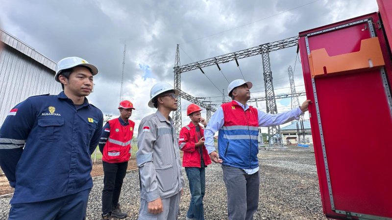 Manager PLN UP2B Kaltimra, Dita Agustiono, turut melakukan pengecekan langsung peralatan di GI Senipah untuk memastikan keandalan sistem kelistrikan tetap terjaga bagi masyarakat.