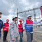 Manager PLN UP2B Kaltimra, Dita Agustiono, turut melakukan pengecekan langsung peralatan di GI Senipah untuk memastikan keandalan sistem kelistrikan tetap terjaga bagi masyarakat.