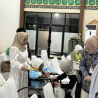 Pelepasan Jemaah Calon Haji asal Kotabaru saat menuju Embarkasi Syamsuddin Noor yang juga dihadiri Ketua DPRD Kotabaru, Hj Suwanti. (Foto: Istimewa)
