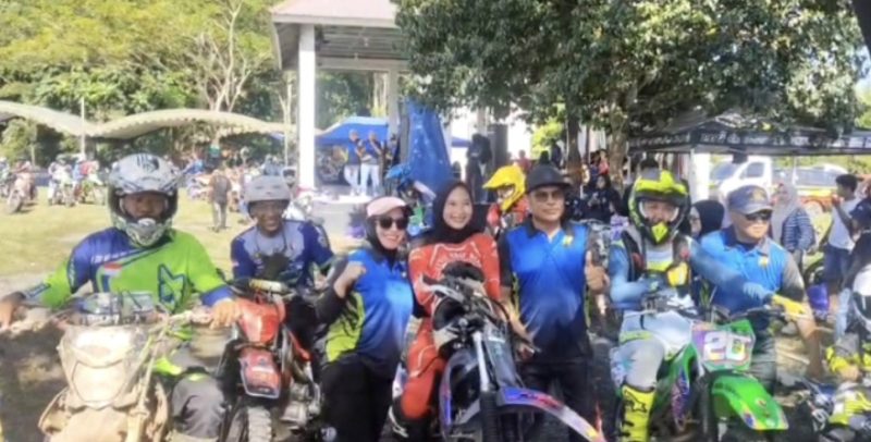 Ketua DPRD Kotabaru Hajjah Suwanti melepas ratusan rider Event Trabas 4 diikuti peserta dari berbagai daerah di Kalimantan. (Foto: Istimewa)