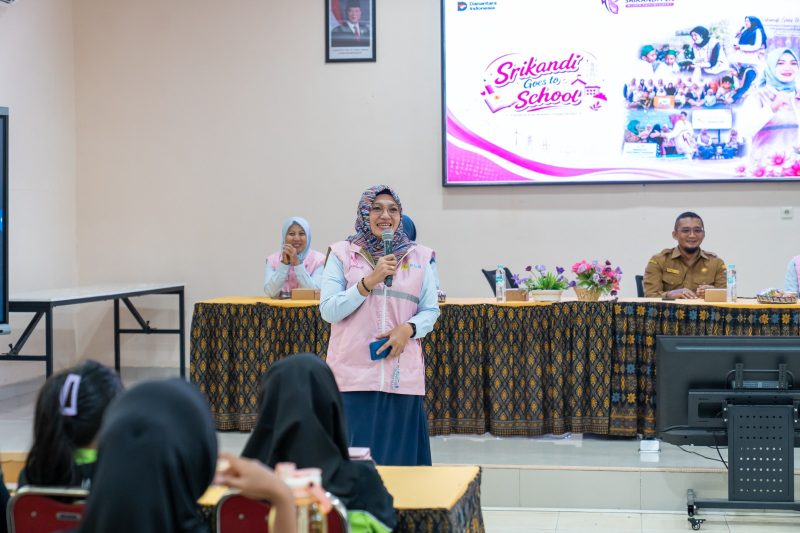 Champion Srikandi UIP3B Kalimantan, Endah Trianingtiyas memberikan sambutan dalam kegiatan Srikandi Goes to School di SMKN 2 Banjarbaru, Kalimantan Selatan. Kegiatan ini menjadi wujud komitmen Srikandi PLN dalam mendukung dunia pendidikan melalui edukasi ketenagalistrikan dan motivasi bagi generasi muda.