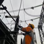 Salah satu pegawai melakukan pekerjaan upgrade Remote Station Bay Line Seberang Barito 2 di GI Selat, Kapuas, Rabu (7/5), sebagai upaya memperkuat monitoring dan pengendalian sistem kelistrikan agar pasokan listrik tetap andal. (Foto: Istimewa)