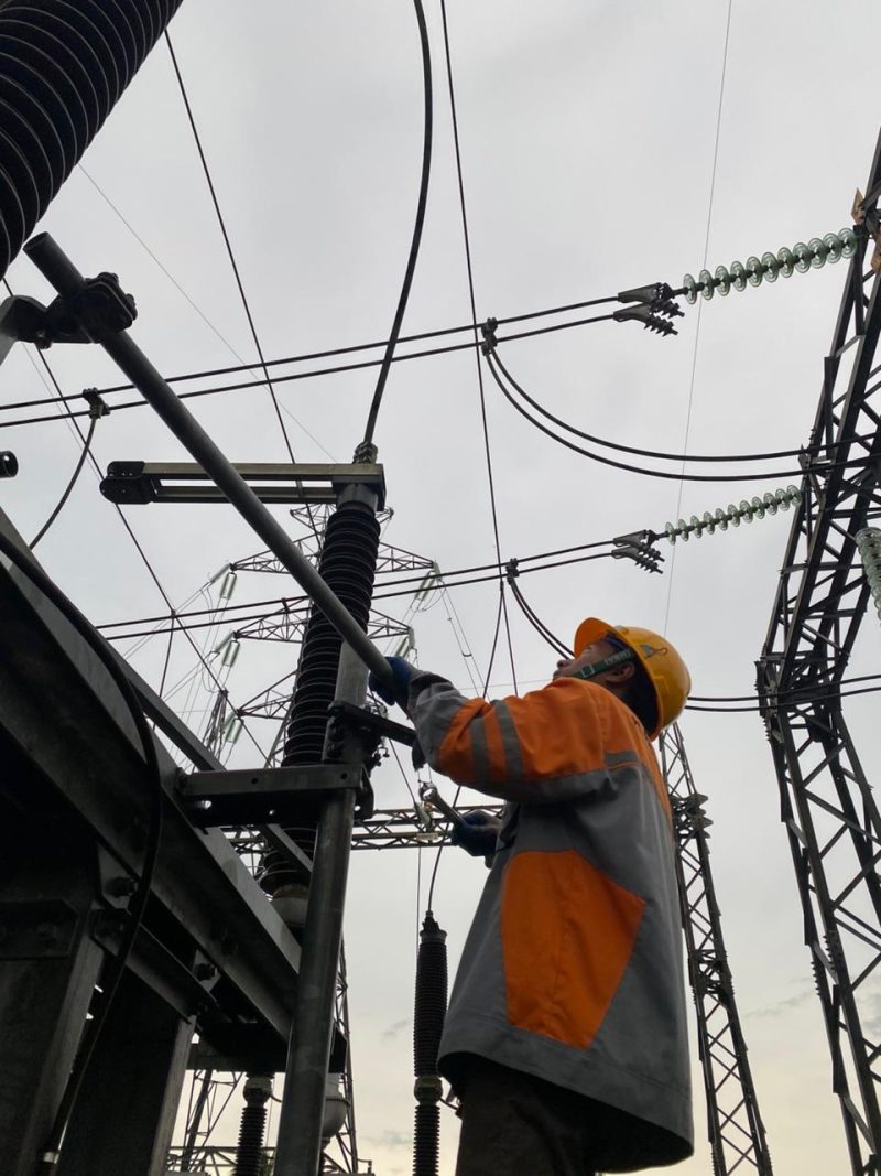 Salah satu pegawai melakukan pekerjaan upgrade Remote Station Bay Line Seberang Barito 2 di GI Selat, Kapuas, Rabu (7/5), sebagai upaya memperkuat monitoring dan pengendalian sistem kelistrikan agar pasokan listrik tetap andal. (Foto: Istimewa)
