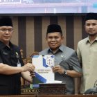 Rapat paripurna Raperda Penyelenggaraan Perizinan Berusaha Berbasis Risiko bertujuan memberikan kepastian hukum dan usaha yang dihadiri Asisten Pemerintahan dan Kesejahteraan Rakyat, M Putu Wisnu Wardhana mewakili Bupati Tanah Bumbu, Andi Rudi Latif. (Foto: Istimewa)