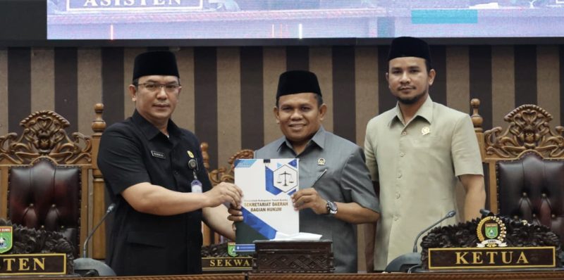 Rapat paripurna Raperda Penyelenggaraan Perizinan Berusaha Berbasis Risiko bertujuan memberikan kepastian hukum dan usaha yang dihadiri Asisten Pemerintahan dan Kesejahteraan Rakyat, M Putu Wisnu Wardhana mewakili Bupati Tanah Bumbu, Andi Rudi Latif. (Foto: Istimewa)