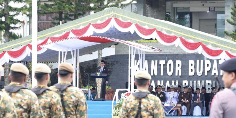 Bupati Tanah Bumbu Andi Rudi Latif jadi Inspektur Upacara pada Peringatan Hari Kebangkitan Nasional (Harkitnas) sekaligus Peringatan Proklamasi Gubernur Tentara ALRI Divisi IV Pertahanan Kalimantan Ke-77. (Foto: Istimewa)