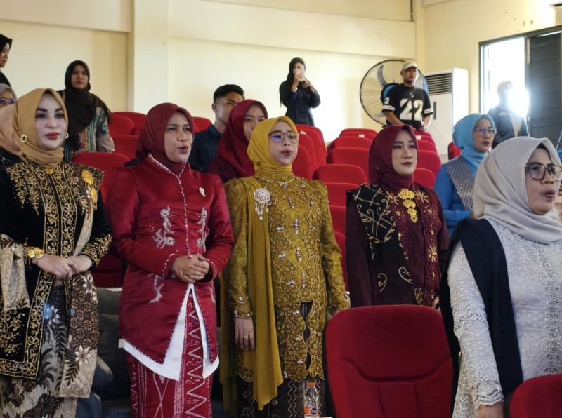 Ketua DPRD Kabupaten Balangan, Hj Linda Wati menghadiri Peringatan Hari Kartini di Gedung Budaya Balangan. (Foto: Istimewa)