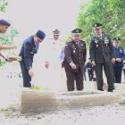 Bupati Tanah Bumbu Andi Rudi Latif mengikuti Upacara Ziarah Makam Pahlawan di Desa Matone, Kecamatan Kusan Hilir. (adv/zai)