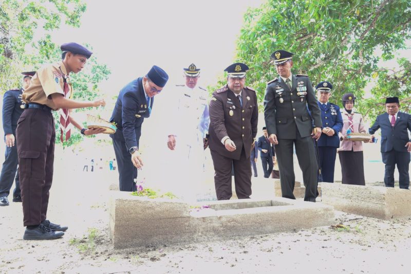 Bupati Tanah Bumbu Andi Rudi Latif mengikuti Upacara Ziarah Makam Pahlawan di Desa Matone, Kecamatan Kusan Hilir. (adv/zai)