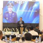 Bupati Tanah Bumbu Andi Rudi Latif menyampaikan apresiasi atas nama Pemerintah Kabupaten dan masyarakat kepada Arifin Akhmad, A.Md.IP., S.H., M.H. (Foto: Istimewa)