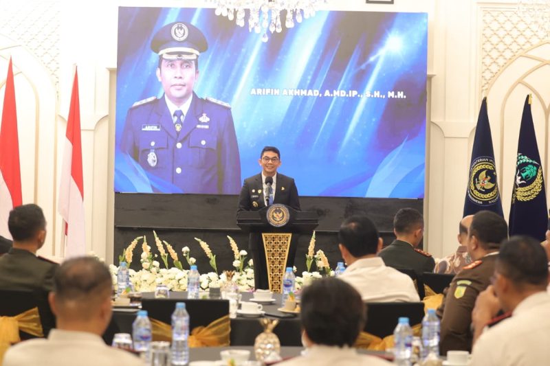 Bupati Tanah Bumbu Andi Rudi Latif menyampaikan apresiasi atas nama Pemerintah Kabupaten dan masyarakat kepada Arifin Akhmad, A.Md.IP., S.H., M.H. (Foto: Istimewa)