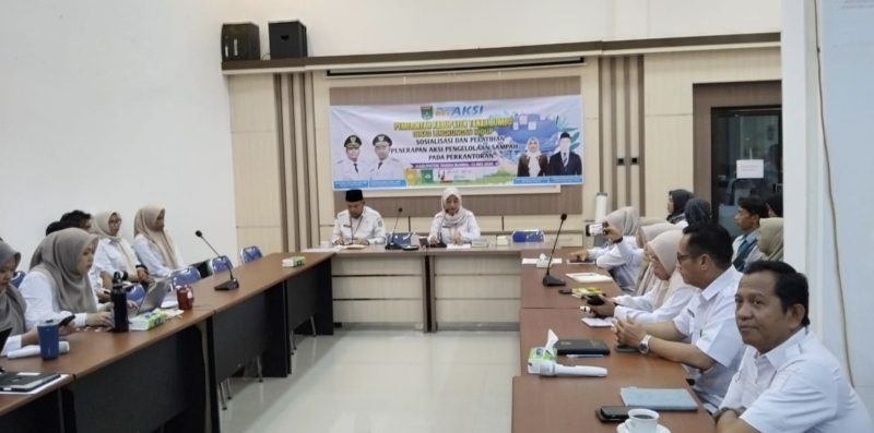DLH Kabupaten Tanah Bumbu menggelar sosialisasi sekaligus pelatihan penerapan aksi pengelolaan sampah perkantoran melalui program Satu Kantor Satu Pengelolaan Sampah. (Foto: Istimewa)