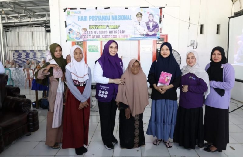 Ketua Tim Penggerak Posyandu Kabupaten Tanah Bumbu, Andi Irmayani Rudi Latif, mengikuti peringatan Hari Posyandu Nasional 2026 tingkat Provinsi Kalimantan Selatan secara daring dari Posyandu Pinus, Desa Gunung Antasari. (Foto: Istimewa)