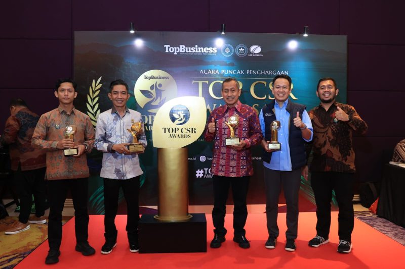 PT Hasnur Jaya Utama, perusahaan menerima penghargaan TOP CSR Awards 2026 Bintang 5 serta TOP Leader on CSR Commitment 2026 yang diberikan kepada Corporate Director General Affair PT Hasnur Jaya Utama, Yuni Abdi Nur Sulaiman. (Foto: Istimewa)
